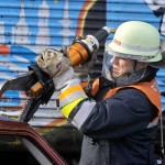 Der PKW muß zur Menschenrettung zerschnitten werden