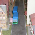Feuer unter einem LKW und droht auf angrenzendes Gebäude überzugreifen, eine Person in Gefahr