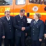 Auch die Wehrführerin gratuliert zu 25 Jahren Feuerwehrdienst.