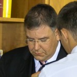 Innensenator Ahlhaus wird verkabelt