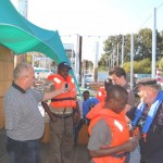 Käpt´n Rüdiger überprüft den Sitz der Schwimmwesten