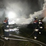 Mit 2B und 5C-Rohren wurde der Primärbrand bekämpft. 3 C-Rohre löschten das auseinandergezogene Stroh nach.