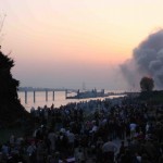 Starke Rauchentwicklung beim Entzünden des Osterfeuers am Jollenhafen Mühlenberg  Copyright: Gregor Lütcke, FF Altona