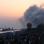 Starke Rauchentwicklung beim Entzünden des Osterfeuers am Jollenhafen Mühlenberg  Copyright: Gregor Lütcke, FF Altona