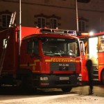 Der Gerätewagen Fernmeldedienst der FF Altona im Einsatz. Rechts daneben ist der Befehlswagen (ELW 3) der Feuerwehr Hamburg zu sehen.  Copyright: Gregor Lütcke, FF Altona  