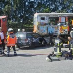 Ein Regionalzug ist gegen einen PKW gefahren. Dabei gab es im Zug viele Verletzte. Im PKW wurde eine Person eingeklemmt