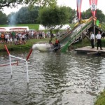 Jedes Jahr ein Highlight für Paddler und Besucher: Die große Rutsche. ©FF Krauel