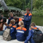 Aufgabenstation an der Trave, begleitet durch ein Team des NDR.