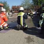 Bedienung des Hohlstrahlrohres im Seitenkriechgang  Quelle und Copyright: Markus Weber, FF Schwäbisch-Gmünd