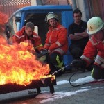 Die richtige Bekämpfung von Flüssigkeitsbränden mit Hilfe der Schaumbox  Quelle und Copyright: Markus Weber, FF Schwäbisch-Gmünd