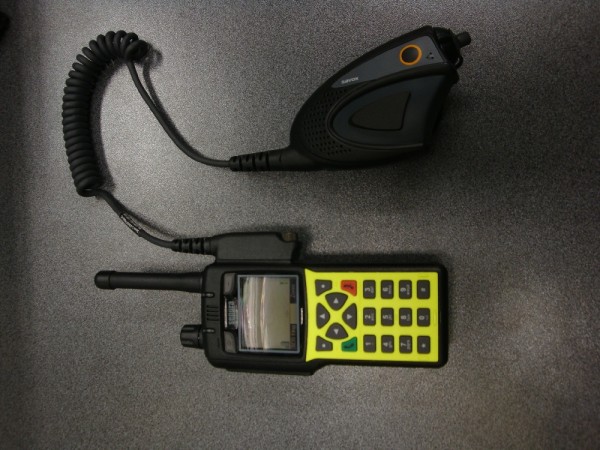 HRT (Handheld radio terminal/ Hand-Sprechfunkgerät) im Profil 2 mit angebautem Handmonophon  Copyright: Sven Koopmann, AG MuK