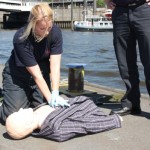 Um die Drucktiefe bei der Reanimation darzustellen wird am Torso gedreht, auch er muss das häßliche Hemd tragen. Foto: Wolfgang Häcker