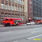 In der Innenstadt an einem Behördengebäude, die kleine Nebentür (Bildmitte) führt in den Keller 5oo m² +++ (c) FF Osdorf