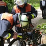 Bautrupp der FF Wandsbek-Marienthal bei der Bedienung des Feldkabelbauwagens