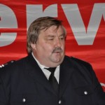 Auch Landesbereichsführer Andre Wronski überreicht die Glückwünsche der Feuerwehr Hamburg