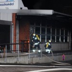 Angriffstrupp der Freiwilligen Feuerwehr verschafft sich Zugang zum Verkaufsraum um einen Innenangriff vorzutragen (c) H. Lahmann