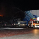 Feuer durch das Dach des vorderen Gebäudeteils, die gr. Halle rechts konnte gehalten werden (c) H.Lahmann