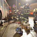 Kräfte der Berufsfeuerwehr und Freiwilligen Feuerwehr Wandsbek - Marienthal befreien in Teamarbeit den Fahrer