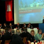 Das Podium mit dem langjährigen Moderator Peter Wegemer (re.) (c) AG MuK FF Hamburg