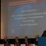 Blick auf das Podium während des Jahresberichts des Landesbereichsführers. (c) AG MuK FF Hamburg