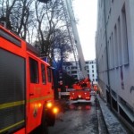 Baum droht von links über Zufahrt auf Haus zu fallen. (c) MB, FF Osdorf