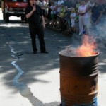 Dieses Kleinfeuer wurde nicht mit dem 50 Jahre alten TLF 8 (hinten) sondern durch dass LF 16 gelöscht. Ein (gespielter) Störer beim Einsatz wurde kurzerhand von der Polizei festgenommen (c) FFO