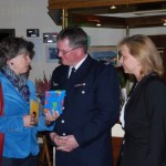 Unter den Gratulanten auch Hamburgs Feuerwehr-Pastorin Ernelie Martens