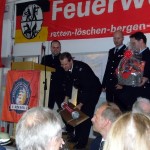 Wehrführer Christian Behn erhält Geschenke von der Partner Wehr Cottbus-Sandow