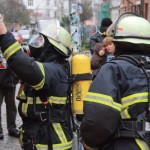 Feuerwehrmänner beim Ausrüsten mit Atemschutzgeräten - dp/MuK
