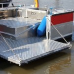 Klappe in der Backbord-Bordwand zur Rettung von Menschen aus dem Wasser, inkl. eingebauten Ösen um die Tierrettung zu ermöglichen (c) Stab F02