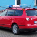 Heckansicht m. hochgesetzten Zusatzblinkleuchten, Kombi-Tarnantenne und Schriftzug in der Warnanlage