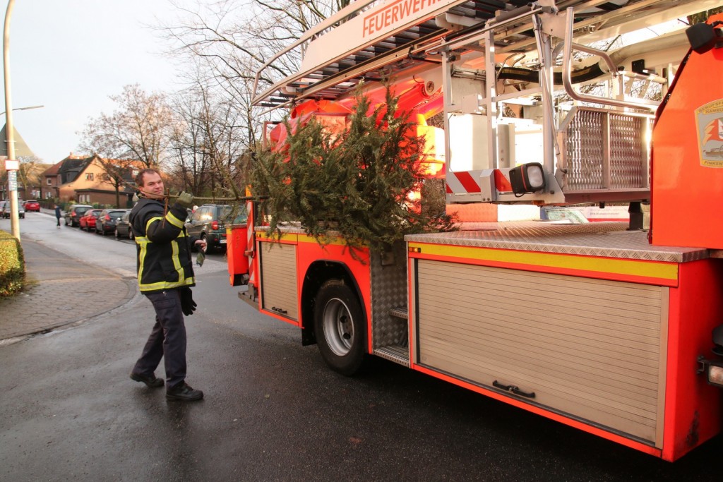 Auch die Kollegen der Berufsfeuerwehr besuchten das Schredderfest und transportierten den Weihnachtsbaum zum Schredder