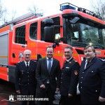 Übergabe des ersten HLF 20 durch Senator Andy Grote
OBD Klaus Maurer, Senator Andy Grote, Präsident d. dt. Fw. Hartmut Ziebs, LBF André Wronski (v.l.n.r.)