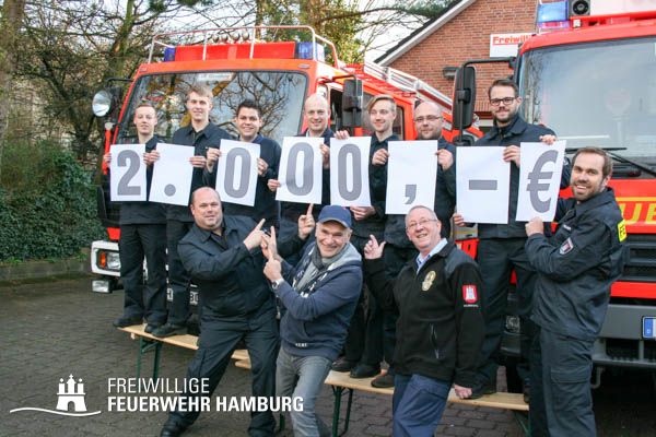 Freiwillige Feuerwehr Rönneburg zusammen mit dem Schirmherren des Schredderfestes Peter Sebastian
Foto: Sandra Claes, FF Rönneburg