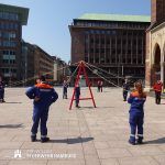 Geschicklichkeitsspiel auf dem Kirchenvorplatz.