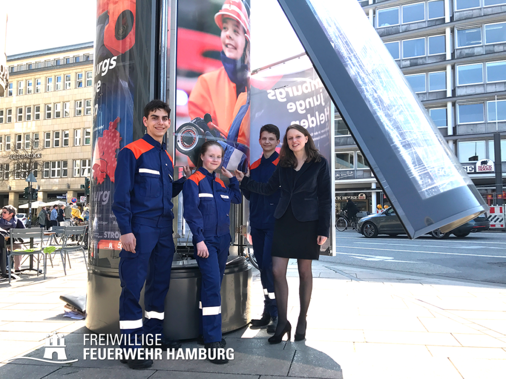 Jugend- und Sozialsenatorin Dr. Melanie Leonhard mit den beiden Landesjugendsprechern Yanki Sapci und Andreas Schnor sowie Nina aus Fünfhausen, eines der beiden Gesichter der Plakataktion.