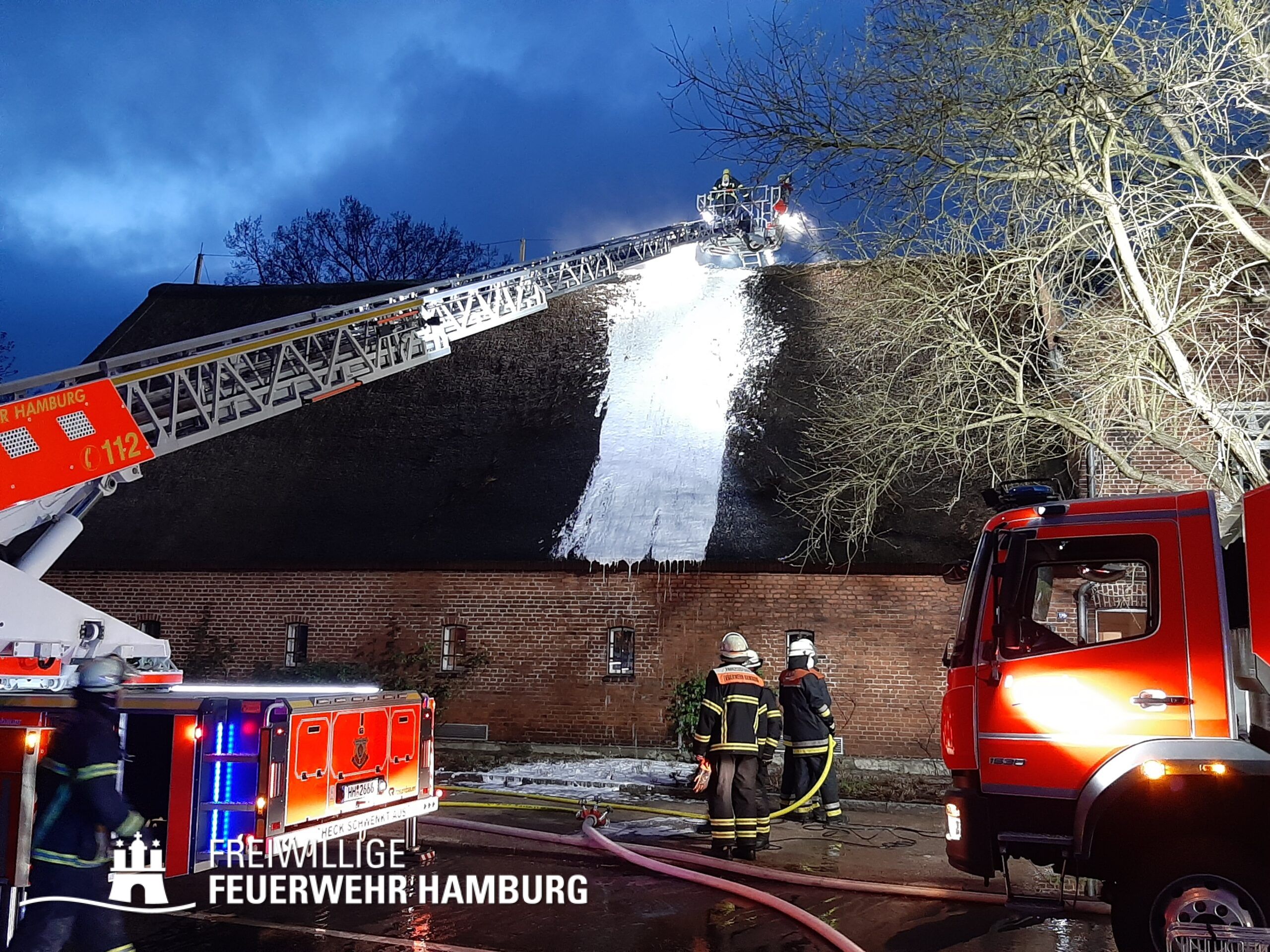Feuerwehr Rettet Reetdachgeb ude In Gro Flottbek Freiwillige feuerwehr-rettet-reetdachgeb-ude-in-gro-flottbek-freiwillige