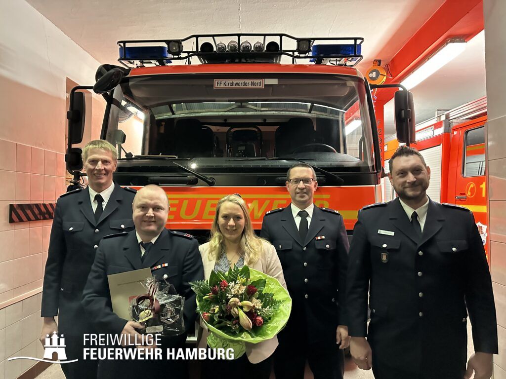 Wehrführer Heiner Meyns, Hauke Harden, Julja Harden, Wehrführer Vertreter Andre Klingwort und Bereichsführer Karsten Sommer v.l.n.r