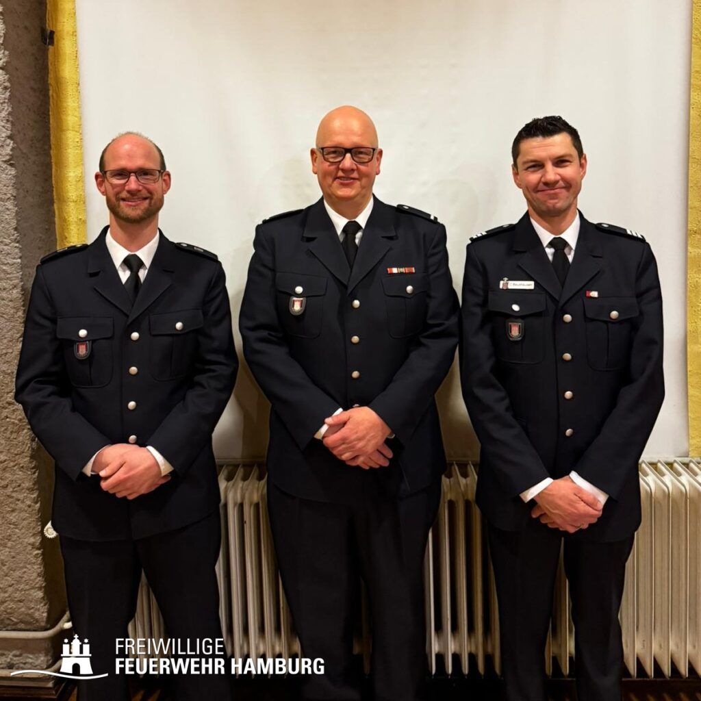 Von links nach rechts: Bereichsführer Wandsbek Sebastian Bierdel, der neue Wehrführer Stellvertreter Nicolas Neumann und der Wehrführer Christian Beushausen