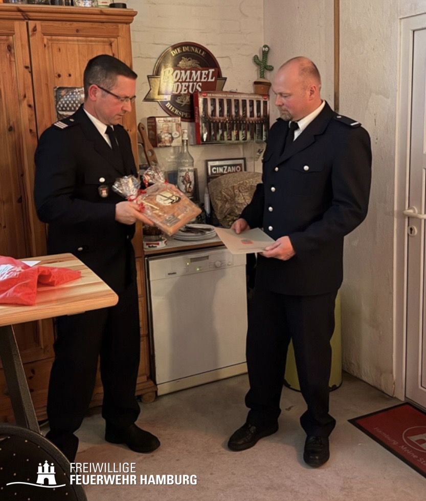 Wehrführer André Klingwort übergibt Matthias Schween die Präsente